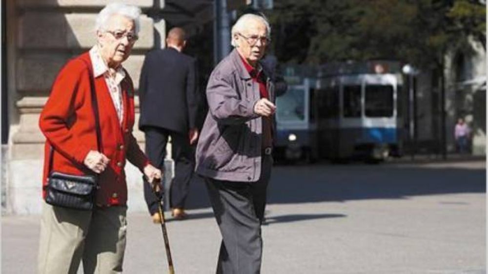 Unos 250 jubilados mayores de 80 firmaron convenio por reparaci�n
