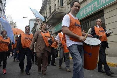 Los bancarios ya abrieron la paritaria 2017 y cierran el a�o con bonos de $8000, $10000 y $12000
