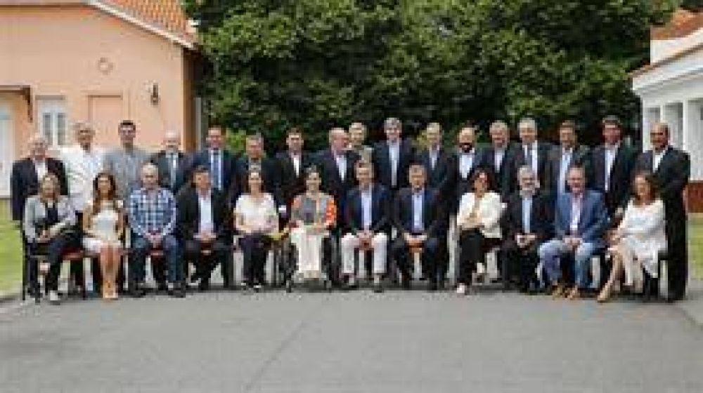 Macri vuelve a reunirse con gobernadores, tras el freno a la reforma