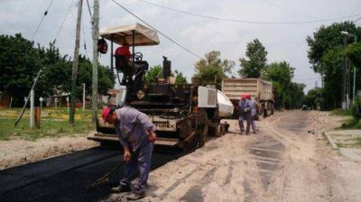 El Municipio transforma m�s calles de tierra en nuevos asfaltos
