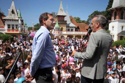 Garro encabez� acto de �refundaci�n� de la Rep�blica de los Ni�os