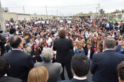 Entregaron 190 viviendas en el barrio Manantial Sur, que ya cuenta con el servicio de recolecci�n de residuos