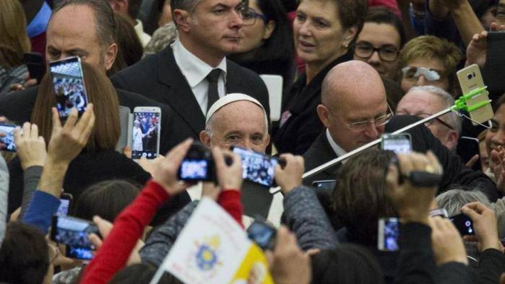 El Papa: con guerras y bombas, sepultar a los muertos es una exigencia actual