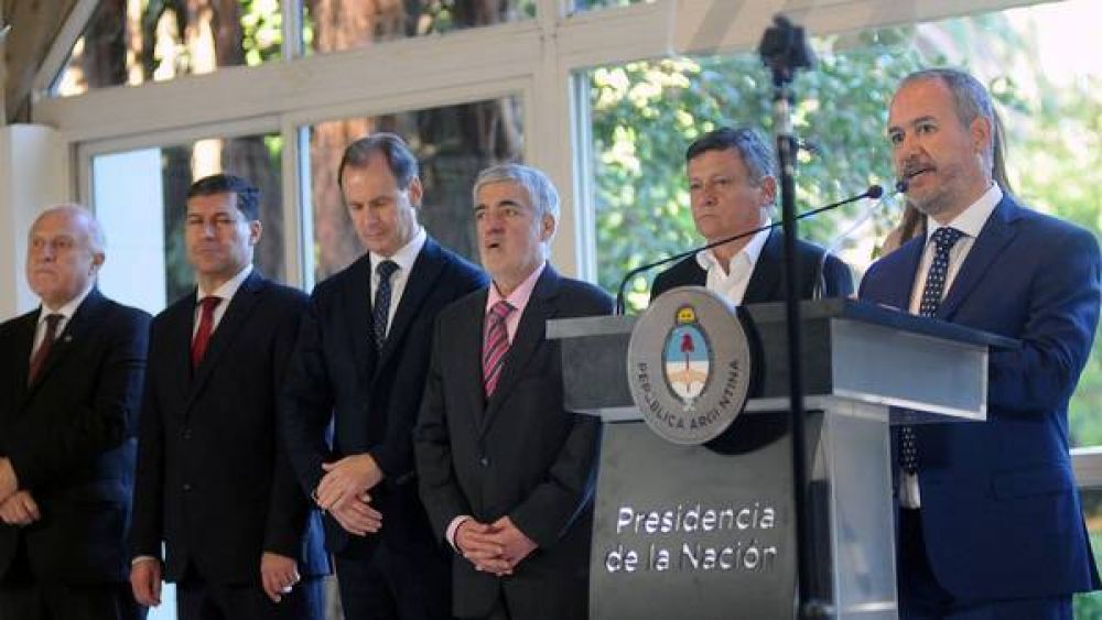 En medio del debate por Ganancias, pocos gobernadores posaron con Macri