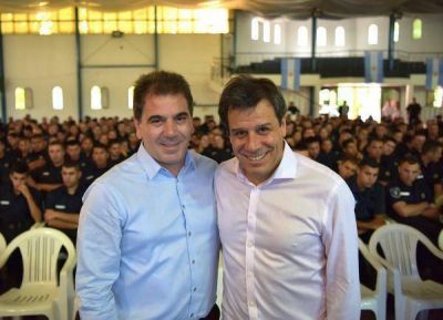 Manes brind� una charla a cadetes de la polic�a y llam� a construir un nuevo clima de �poca