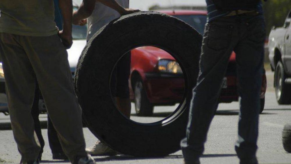 Desocupados de la Uocra cortan rutas en A�elo y Plaza Huincul