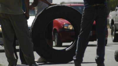 Desocupados de la Uocra cortan rutas en A�elo y Plaza Huincul