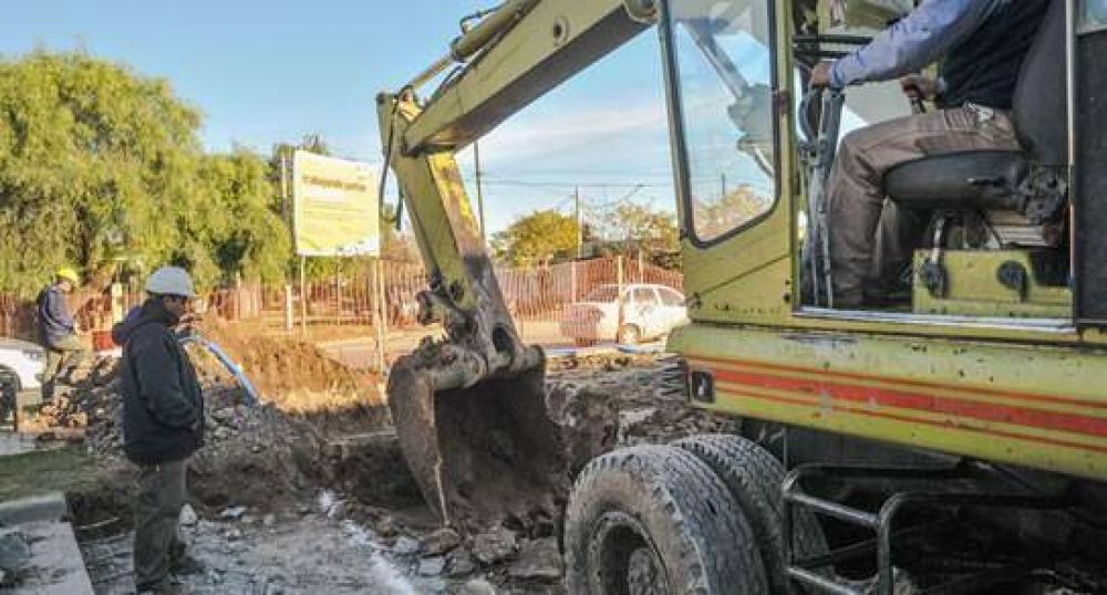 Corral recorre obras de desag�e en barrio Yapey�