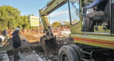 Corral recorre obras de desag�e en barrio Yapey�