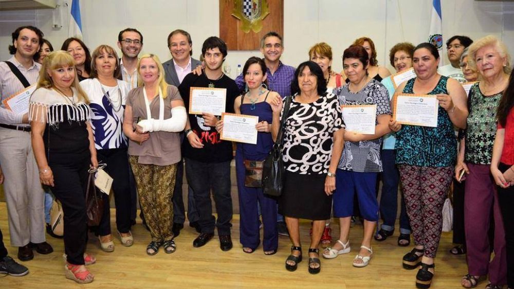 Capital entreg� 120 certificados a adultos mayores y j�venes por curso de computaci�n