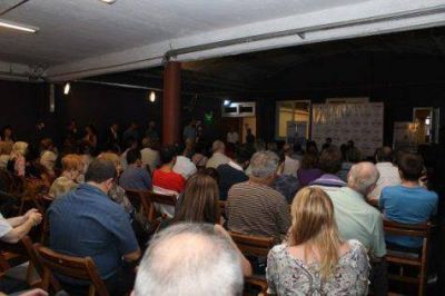 Se present� la Escuela de Gobierno de FR