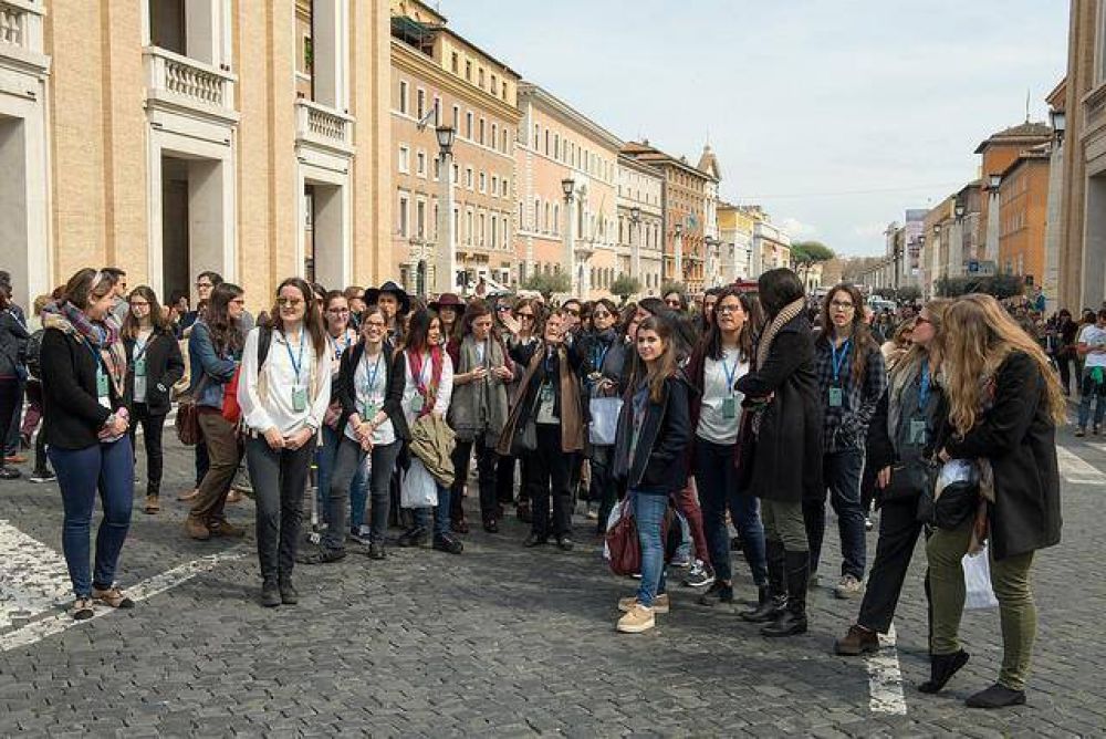 La Iglesia alienta a los j�venes universitarios a ser �alegres evangelizadores� en su contexto cotidiano
