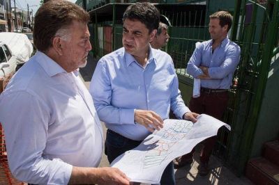 Domingo Amaya recorri� obras en ejecuci�n en Lan�s y Vicente L�pez