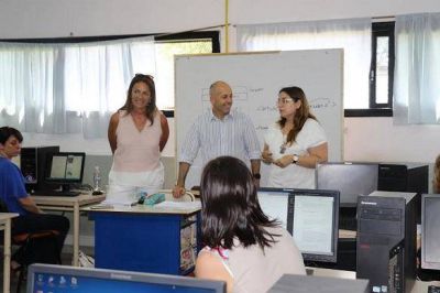Ducot� visit� los cursos que dicta Modernizaci�n de la Naci�n en Pilar