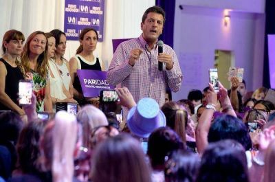 Massa encabez� el Encuentro Nacional de Mujeres del FR