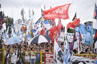 En Paraná, Máximo Kirchner convocó a la unidad y le pegó al Gobierno nacional 