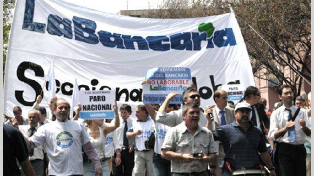 Los bancarios arrancan una semana de protestas por el bono de fin de a�o