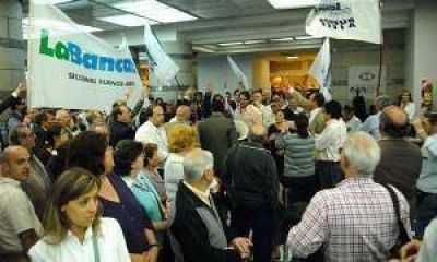 Algunos bancos inician la semana con dificultades de atenci�n al p�blico