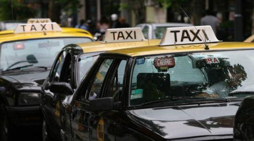 Aumento en taxis: Insistimos que la bajada de bandera tiene que costar 27 pesos