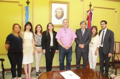 Regularizaci�n de tierras: Passalacqua firm� convenio con Colegio Notarial de la Provincia