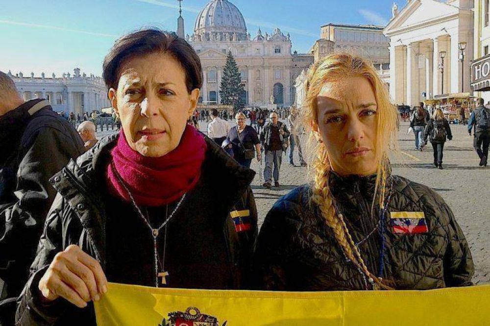 Madre y esposas de opositores presos en Venezuela se encadenan en el Vaticano