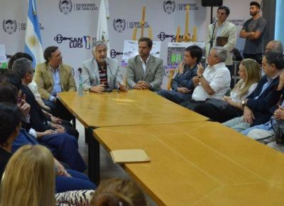 El Gobernador ofreci� un bono navide�o para empleados municipales de toda la Provincia