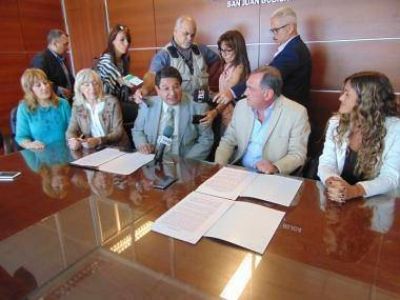 Firman convenio para mejorar la salud vocal de los docentes