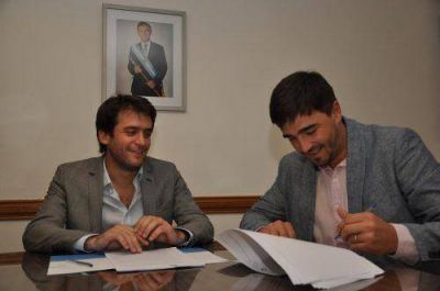 Galli firm� convenios para obras en caminos rurales por cuatro millones de pesos
