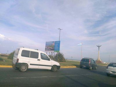 �El cartel de la rotonda de Constituci�n ocasiona riesgo vial�