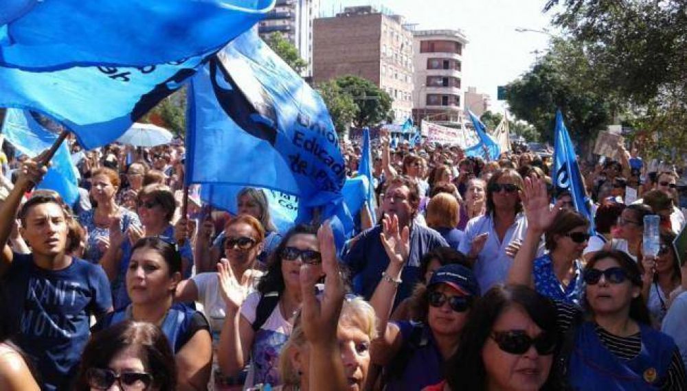 Los docentes se movilizan a Casa de Gobierno