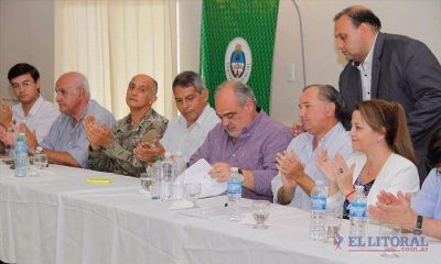 Colombi estren� obras en un club y acord� m�s infraestructura, internet y mejora de caminos