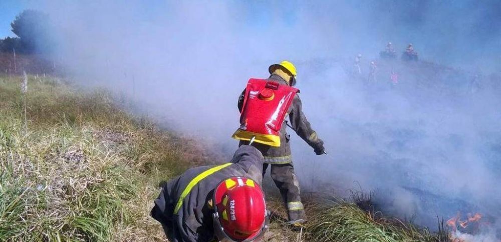 Sofocaron incendio de pastizales en el sur
