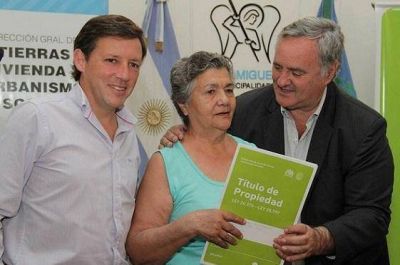 Se entregaron 113 escrituras definitivas a vecinos de San Miguel