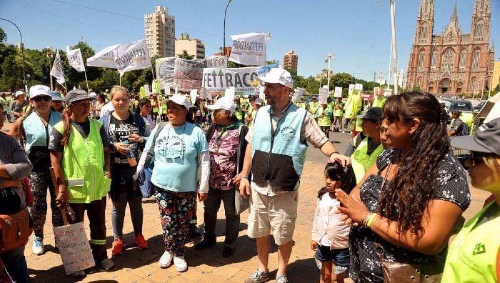 Cooperativistas marcharon hasta la Municipalidad en reclamo de aumento, aguinaldo y renovacin de los contratos