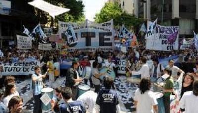 Docentes porte�os rechazaron el bono y piden paritarias