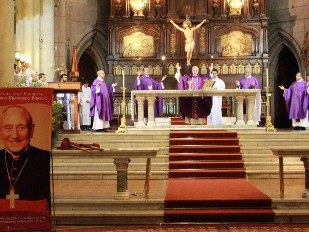 Con una misa y un panel, pidieron por la pronta beatificaci�n del siervo de Dios Cardenal Eduardo Pironio