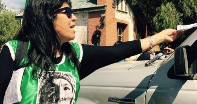 Estatales neuquinos volantearon en las rutas para reclamar un bono de fin de a�o