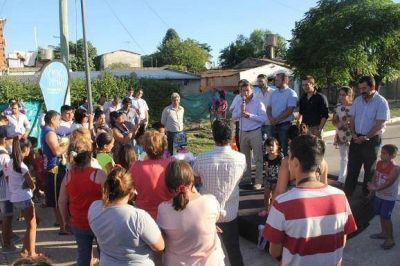 M�ndez inaugur� un pavimento y anunci� obras para San Miguel