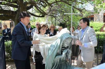 En San Isidro colocaron una escultura de Sor Camila Rol�n