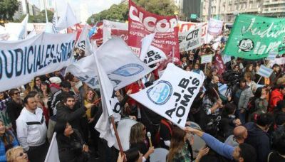 Protesta de trabajadores judiciales cordobeses por incumplimiento de acuerdo salarial