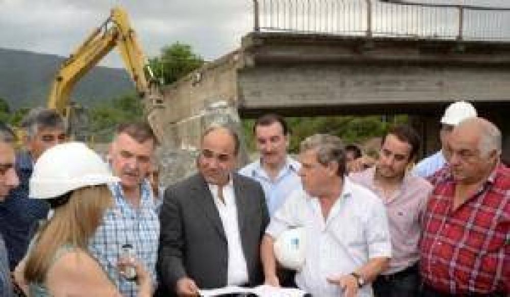 El gobierno concluye dos puentes daados por las inundaciones de 2015