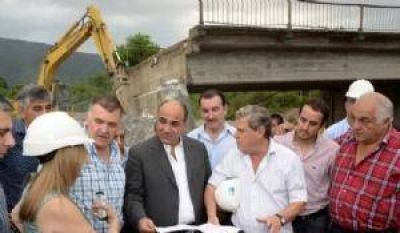 El gobierno concluye dos puentes da�ados por las inundaciones de 2015