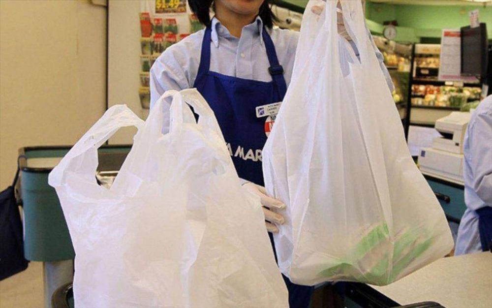 Los supermercados acusan a Ambiente por el cobro de bolsas