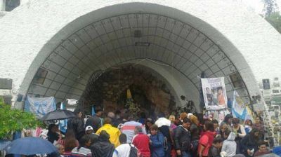 De rodillas, los fieles llegaron a la gruta de la 