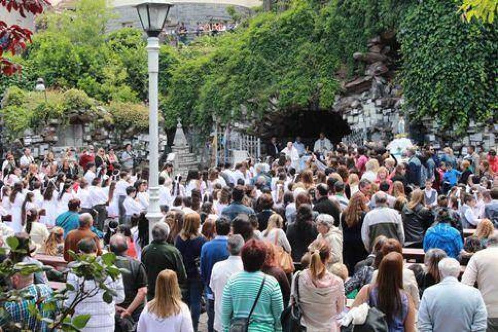 Marino celebr� ante una multitud a la Inmaculada concepci�n en la Gruta de Lourdes�