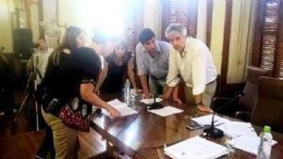 El oficialismo dio por aprobado el aumento de tasas pero la oposici�n pedir� su anulaci�n