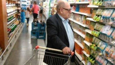 Cuida el bolsillo: el intendente Arroyo de compras