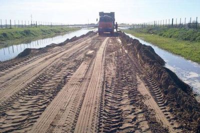 El municipio avanz� en la reparaci�n de caminos vecinales