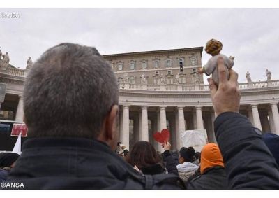 Llamados a compartir la alegr�a por la venida del Se�or, dando consuelo y esperanza a los pobres, �ngelus del Papa