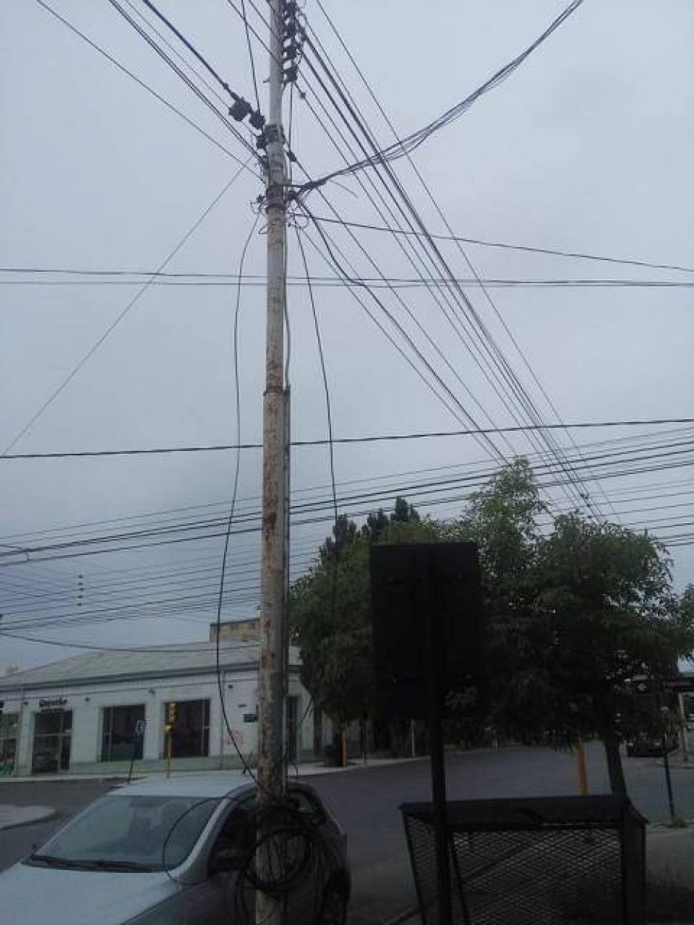 Es preocupante la cantidad de cables que sostienen los postes de la luminaria pblica